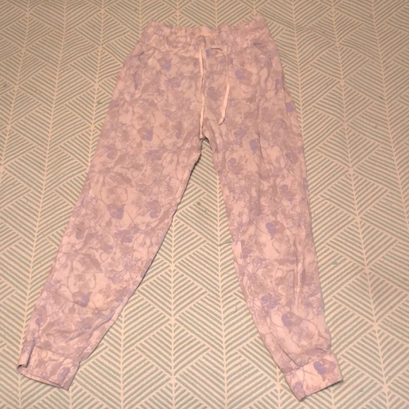 Floral joggers / capris - Picture 1 of 4